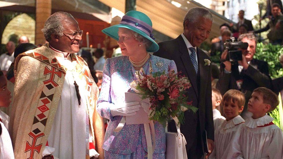 رئيس الأساقفة توتو مع الملكة إليزابيث الثانية ورئيس جنوب أفريقيا نيلسون مانديلا (يمين) في كيب تاون 1995.