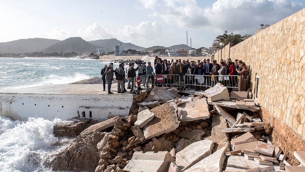 Премьер-министр Испании Педро Санчес посещает район, пострадавший от урагана Глория в Кала Рахада, Майорка, Испания, 23 января 2020 года