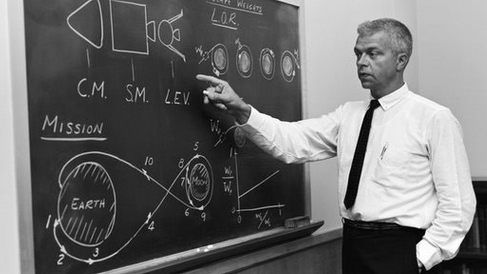 John Houbolt pointing at a blackboard