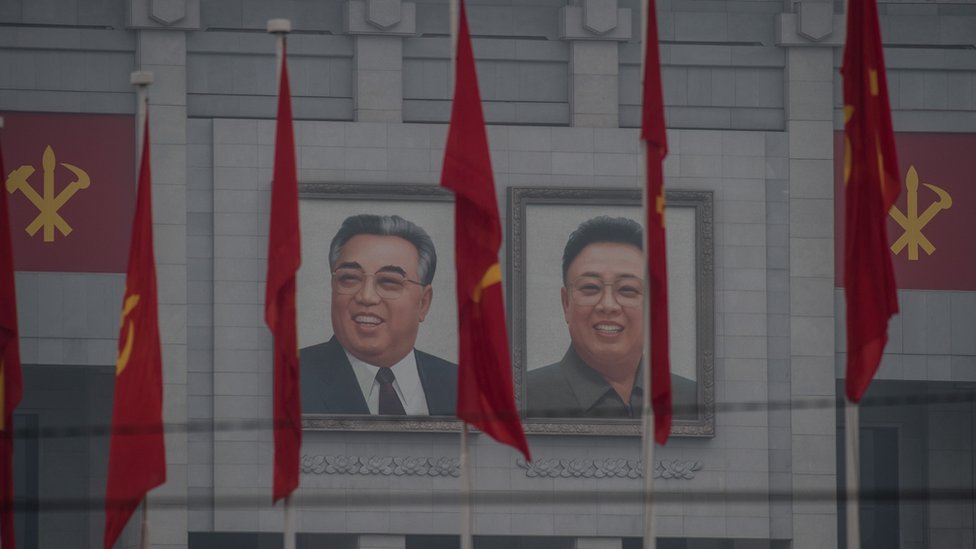 El retrato de Kim Il-sung y de Kim Jong-il, su hijo y padre del actual mandatario Kim Jong-un, se muestran por todo el país. Corea del Norte.