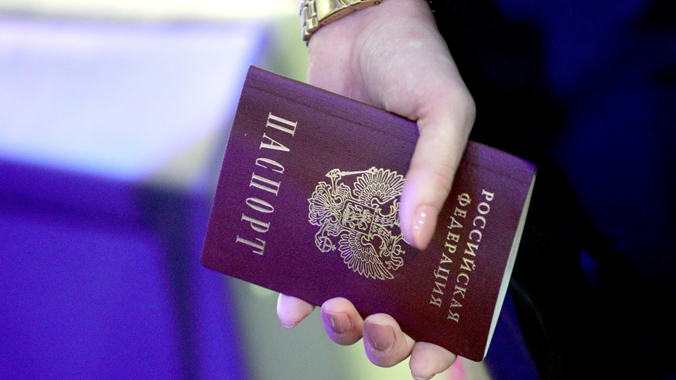 Ruskinja drži pasoš u ruci