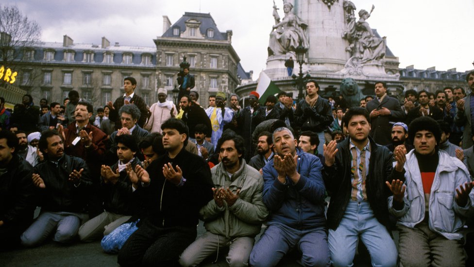 Demonstran melawan The Satanic Verses di Paris pada 26 Februari 1989.