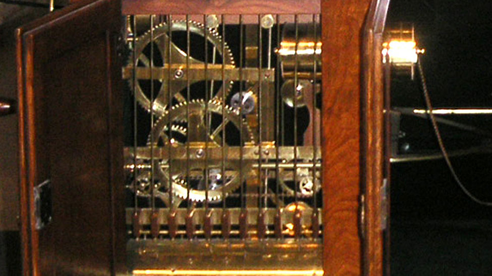 O dönem geliştirilen mekanik maketlerin içinde saat mekanizmalarına benzer mekanizmalar bulunuyordu.