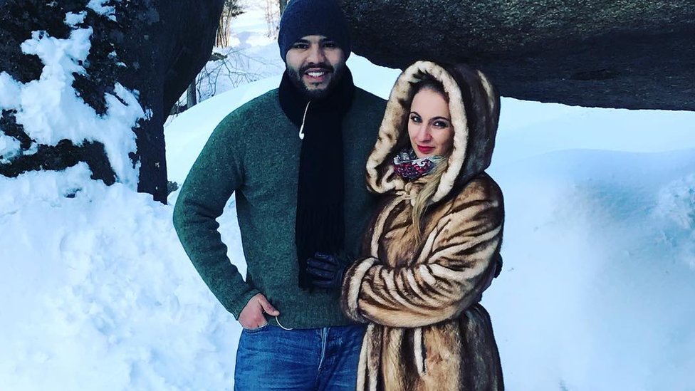 José Eduardo Melo e sua esposa Anna K. Mykolaivna com roupas de frio, em uma paisagem coberta de neve