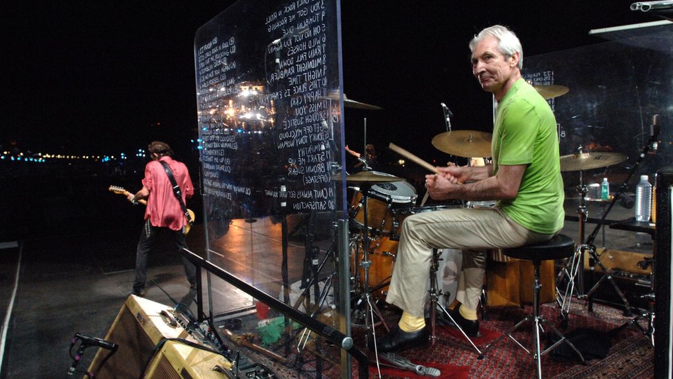 Charlie Watts tocando na Praia de Copacabana, em 2006