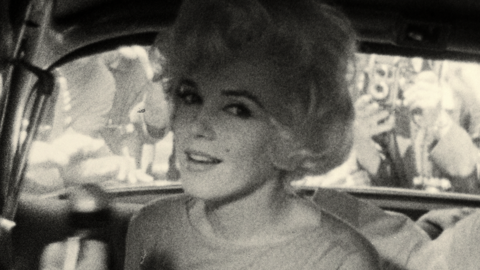 Marilyn Monroe en un auto