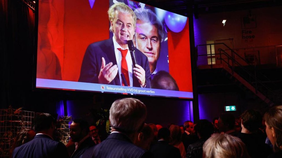 荷蘭海牙自由民主人民黨（VVD）選後集會現場支持者收看電視直播自由黨黨魁維爾德斯的演說（22/11/2023）