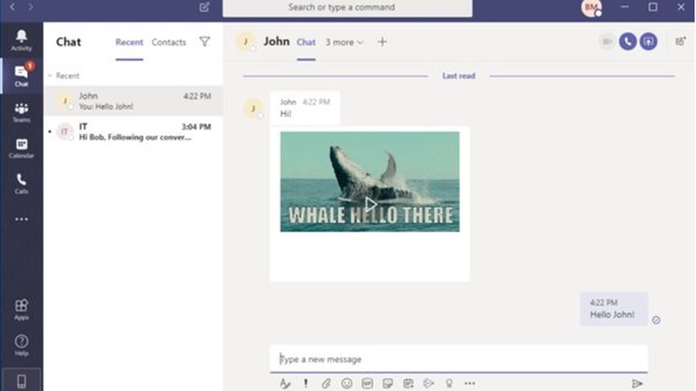 Интерфейс Microsoft Teams показан с "забавным" гифкой, изображающей машущего кита с надписью "привет, кит"
