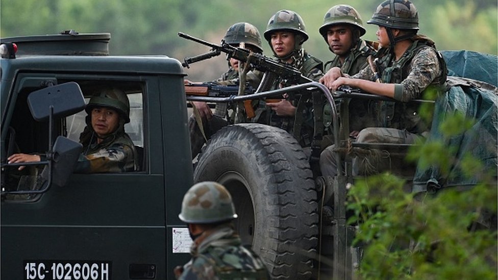 جنود من الجيش الهندي يقومون بدورية خلال عملية إنقاذ في أعقاب أعمال عنف عرقية في المنطقة، بالقرب من إيمفال، شمال شرق ولاية مانيبور الهندية في 7 مايو/أيار 2023