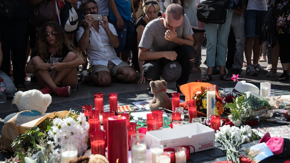 Decenas de personas rindieron tributo a las víctimas en Las Ramblas, lugar del atentado. Personas