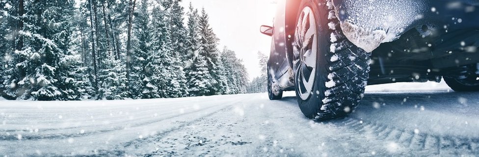 Вождение автомобиля по легкому снегу
