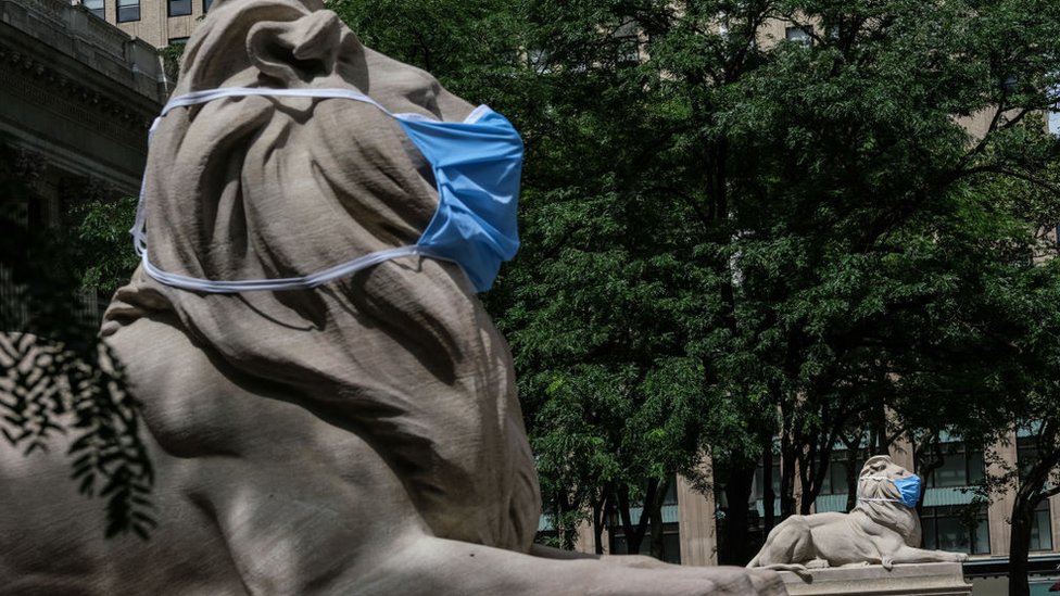 Escultura de un león con mascarilla en Nueva York