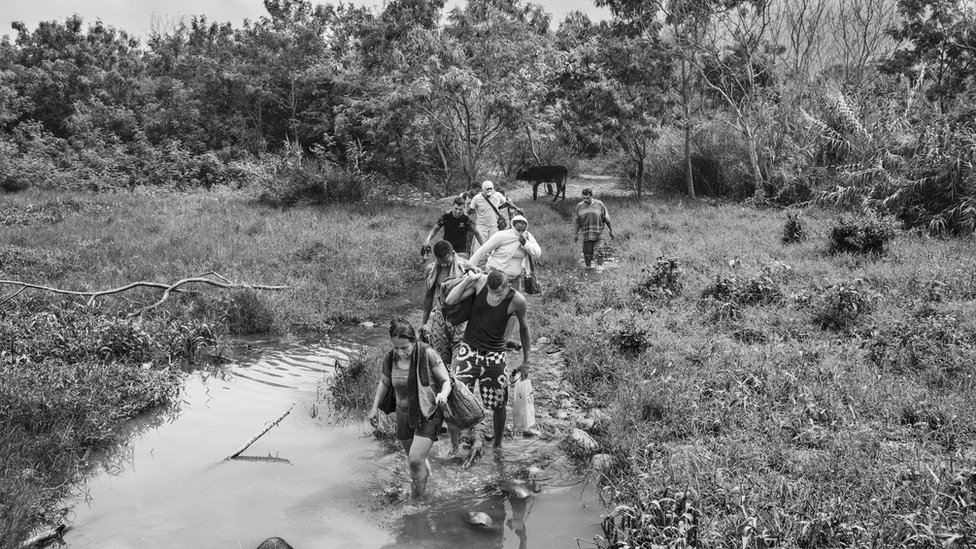 Emigrantes venezolanos cruzando hacia Colombia. Emigrantes venezolanos cruzando hacia Colombia.