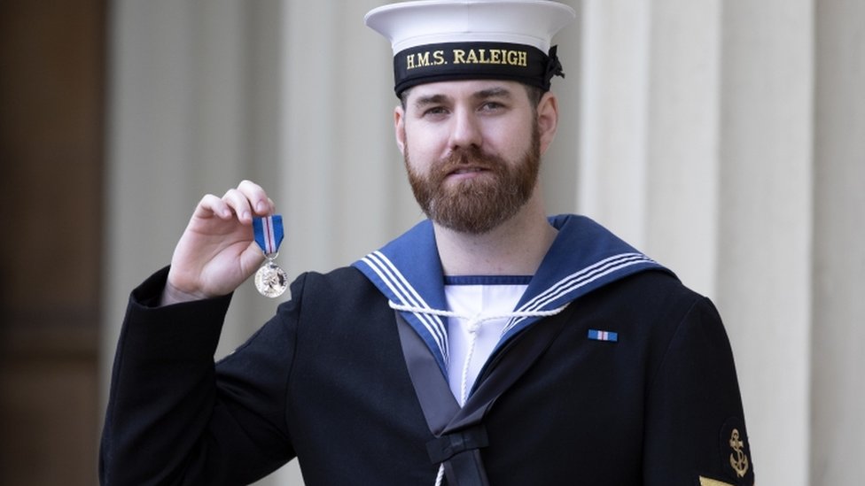 Ведущий моряк Дэвид Гроувс с его медалью Queens Gallantry