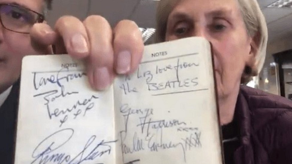 Лиз Вебстер показывает свои автографы