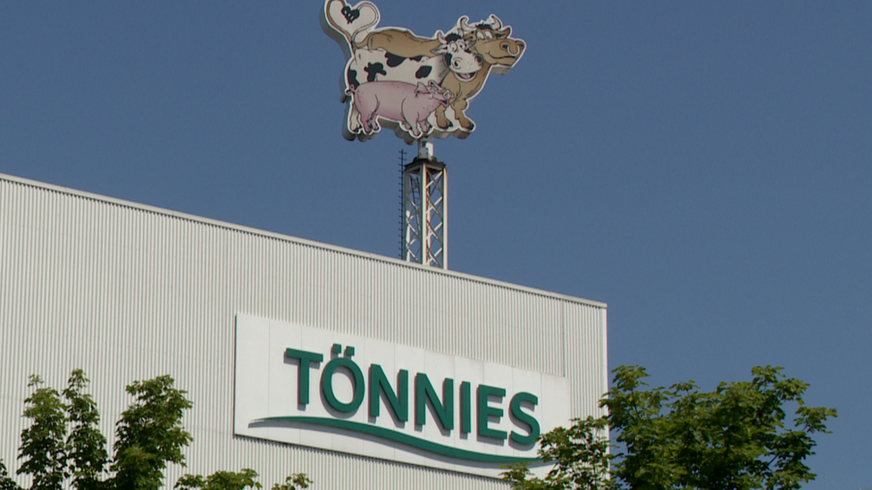 Вывеска на мясоперерабатывающем заводе Tonnies в Гютерсло