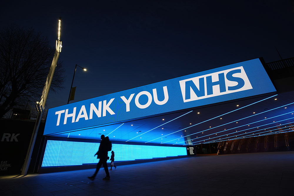 Знак у станции метро Wembley Park в Лондоне, благодарит трудолюбивых сотрудников NHS