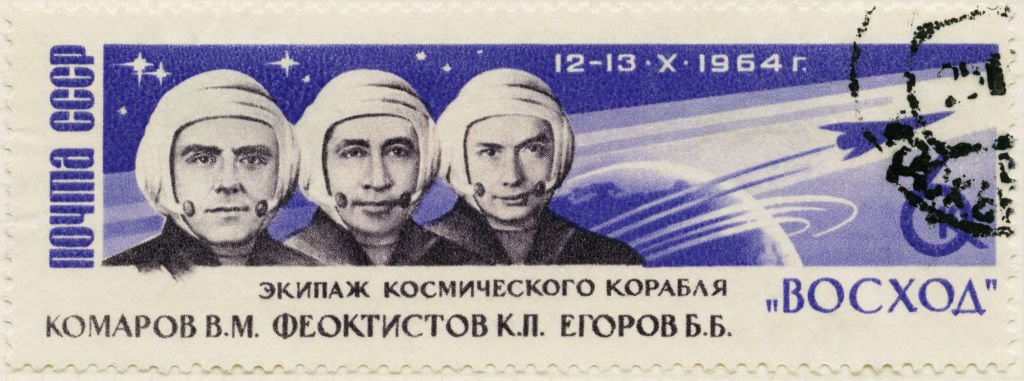 Estampilla conmemorativa de Voskhod 1 con los cosmonautas Vladimir Mikhaylovich Komarov, Konstantin Petrovich Feoktistov y Boris Borisovich Yegorov.