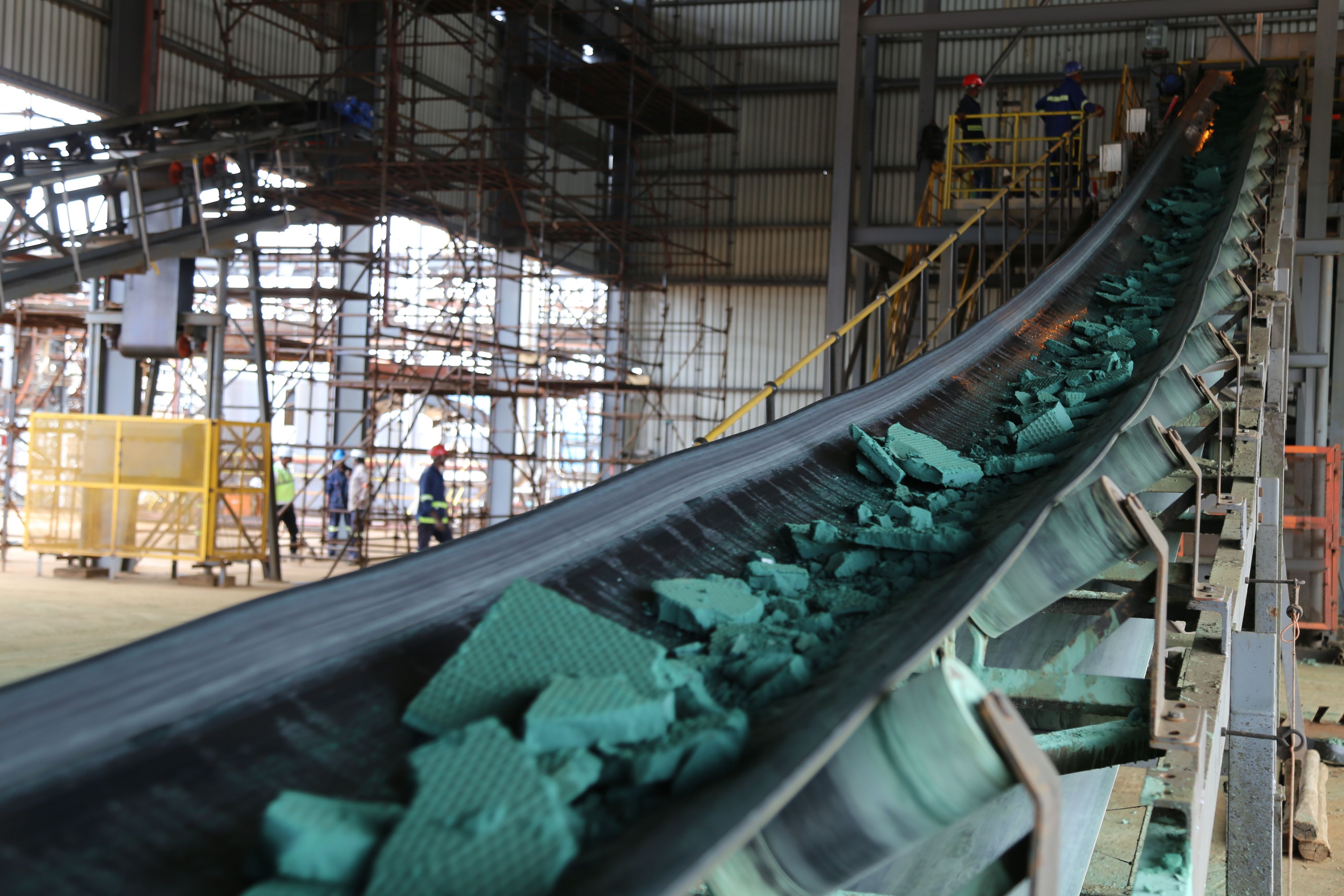 Конвейерная лента транспортирует куски сырого кобальта после первой переработки на заводе в Лубумбаши 16 февраля 2018 года, а затем отправляется на экспорт, в основном в Китай, для очистки.