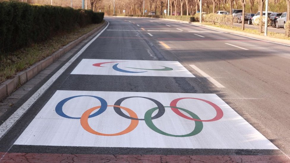 شعار الألعاب الأولمبية على شارع مخصص لدورة الألعاب الأولمبية الشتوية في بكين 2022