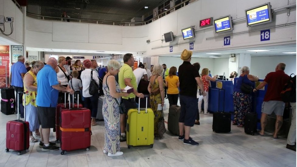 Пассажиры в аэропорту Ираклиона, Крит