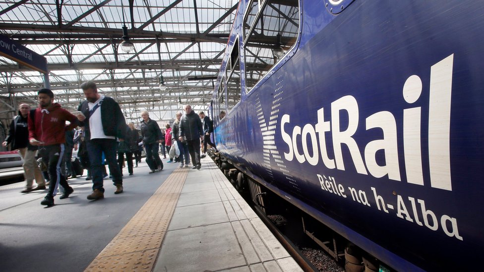 Поезд ScotRail изображен на станции, когда пассажиры высаживаются