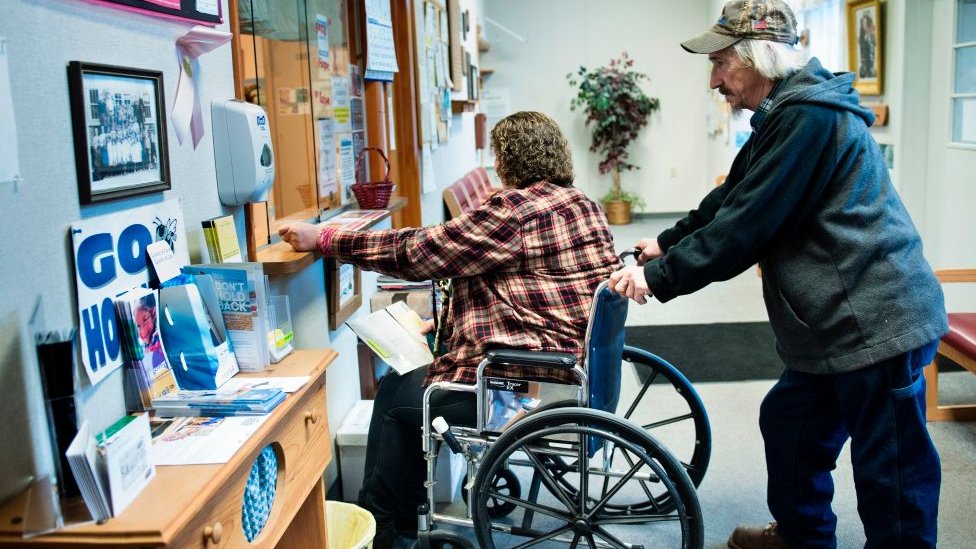 Los expertos habían advertido que millones de personas perderían la cobertura de salud si la iniciativa de Trump era aprobada. Persona en silla de ruedas.