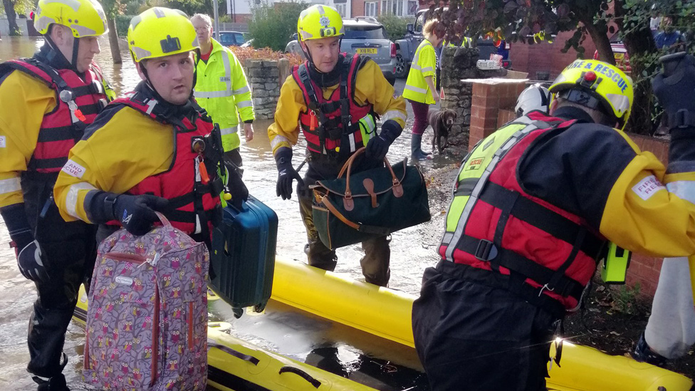 Спасение от наводнения в Херефорде