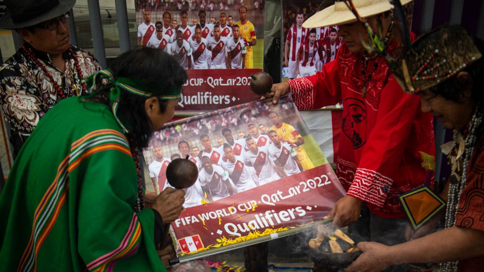 Fanáticos indígenas en Perú hacen rituales ancestrales para traerle suerte a su equipo.