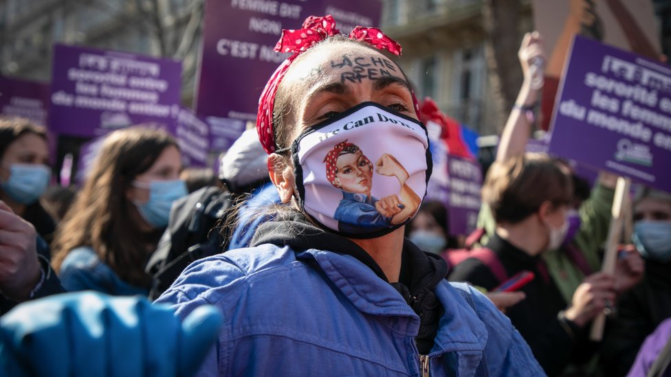 國際婦女節法國巴黎遊行上的一位女參加者（8/3/2021）