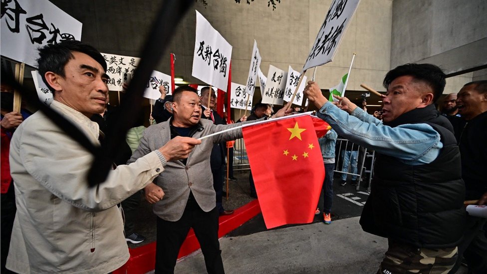 約200名親中人士持五星旗及「反對台獨」標語抗議「蔡麥會」