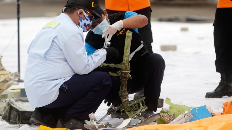 Indonesia Sriwijaya Air Boeing 737 black boxes located - BBC News