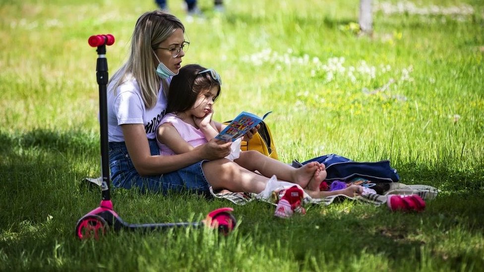 Čitanje u paru, poput ove majke i njenog deteta u parku u Turskoj, može obogatiti dečiji rečnik, kao i njihovu sklonost ka literaturi