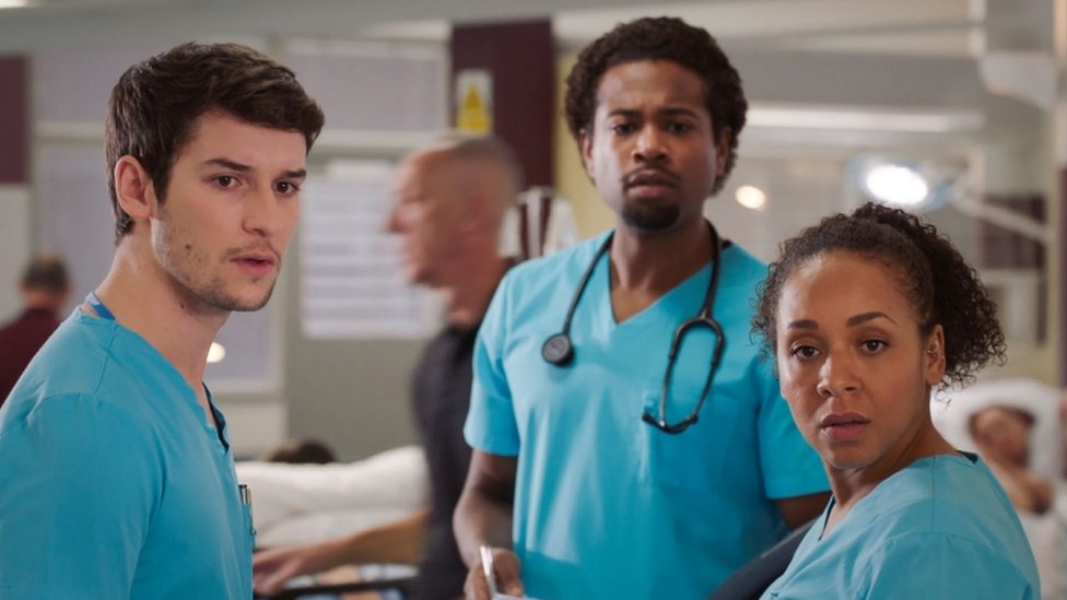 ممثلين من مسلسل الدراما الطبي "هولبي سيتي" على بي بي سي
