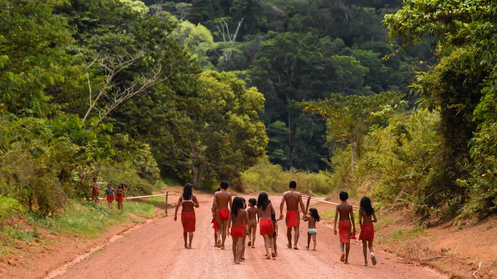 Indígenas waiapi caminan por la reserva indígena Waiapi indigenous reserve, at Pinoty village in Amapa state in Brazil on 12 October 2017