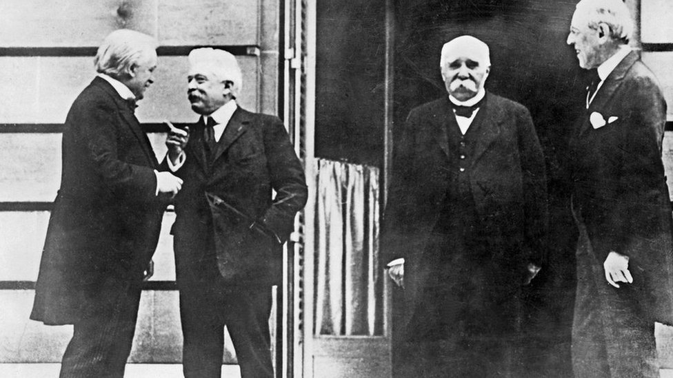 Фотография из архива, сделанная 19 января 1919 г. Премьер-министр Великобритании Ллойд Джордж (слева), президент Совета Италии Витторио Орландо (2-й слева), президент французского совета Жорж Клемансо (2-й справа) и президент США Вудро Вильсон