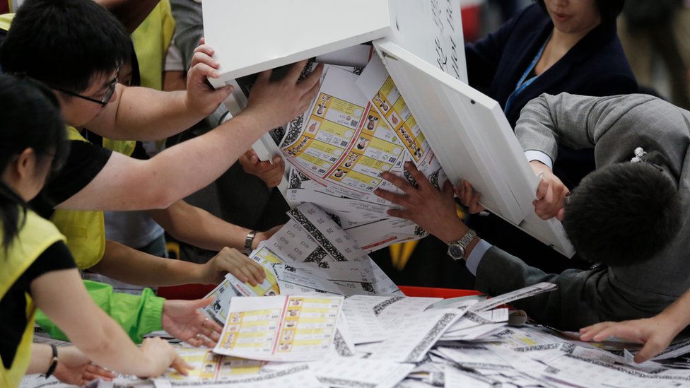 Избиратели подсчитывают бюллетени на выборах LegCO в Гонконге (5 сентября 2016 г.)