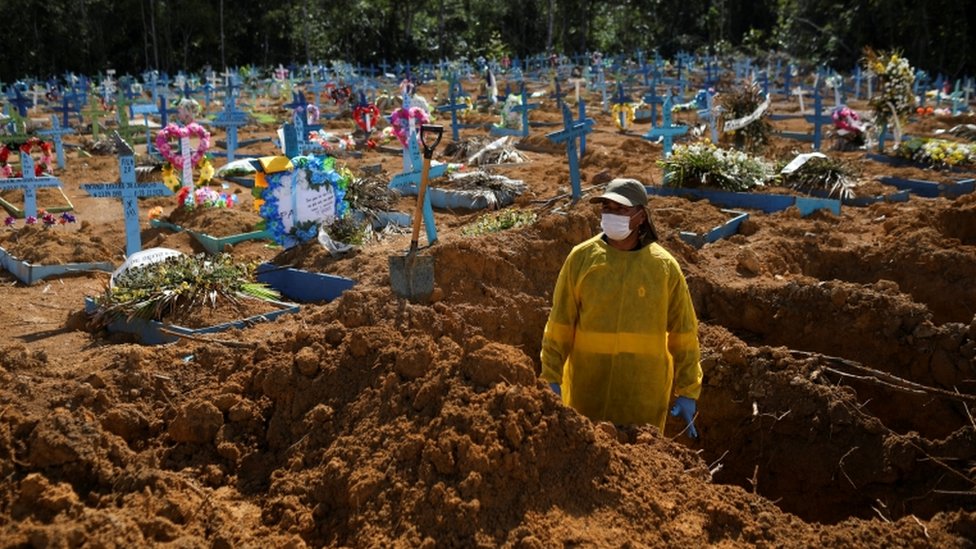 Mujer en cementerio de personas fallecidas por covid-19 en Manaos.