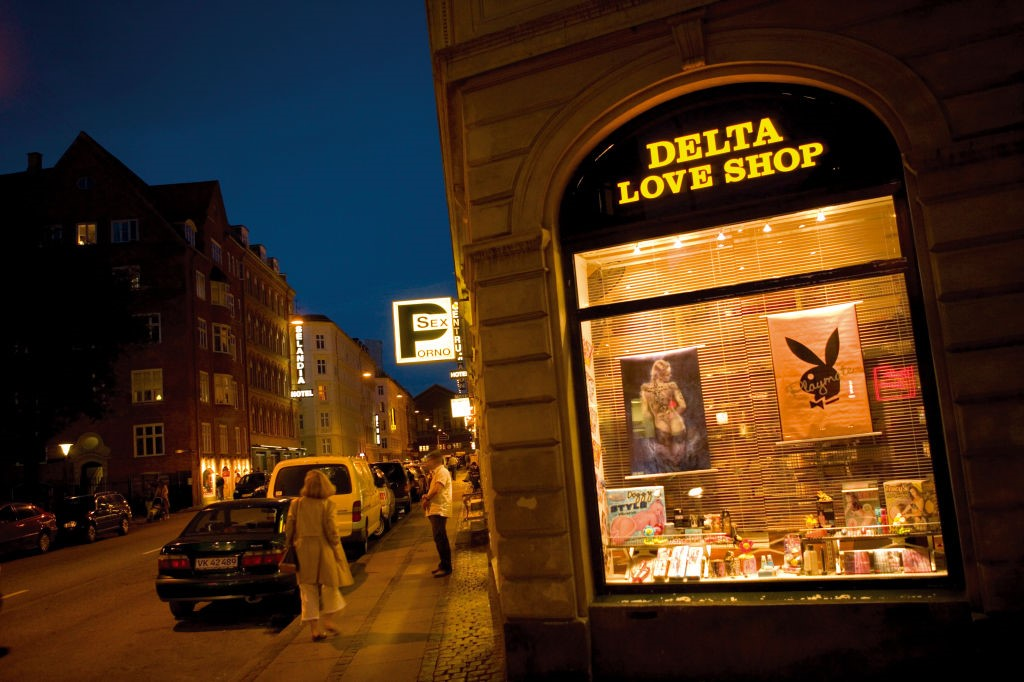 Una calle de Vesterbro por la noche