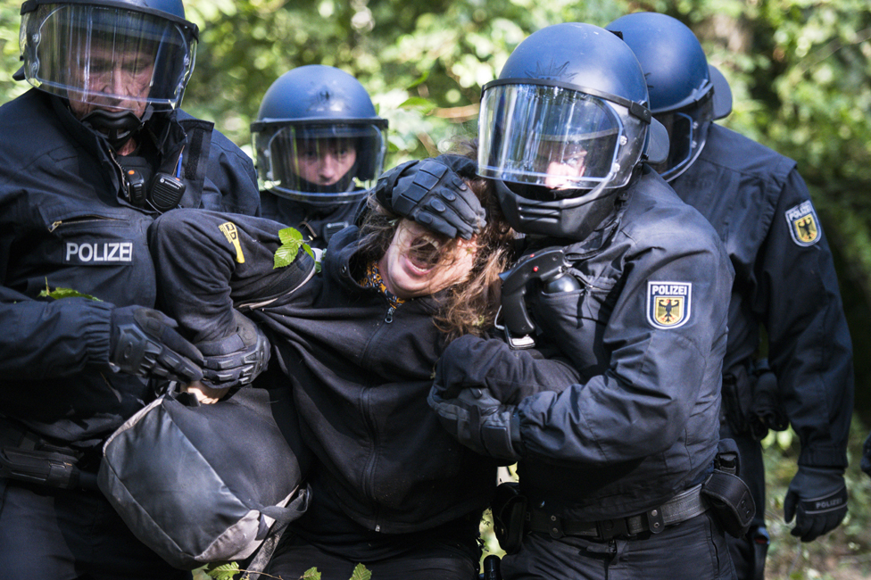 Полиция снимает протестующего в сентябре 2018 года