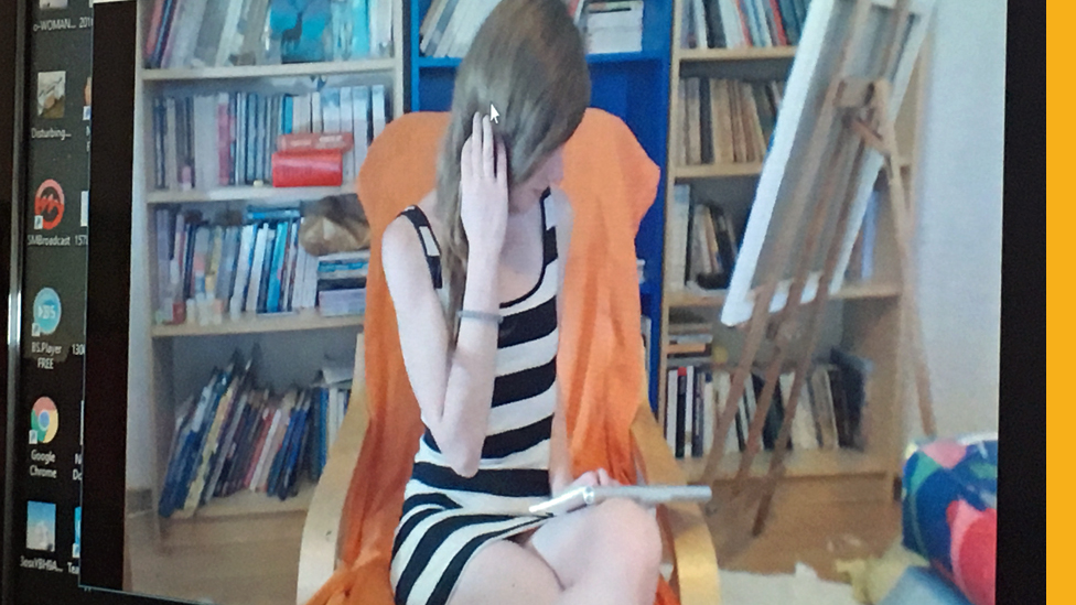 "¿Qué podría hacerme un cliente? Estos hombres están a miles de km de mí, ninguno puede tocarme", dice Sandy Bell. Sandy Bell en pantalla