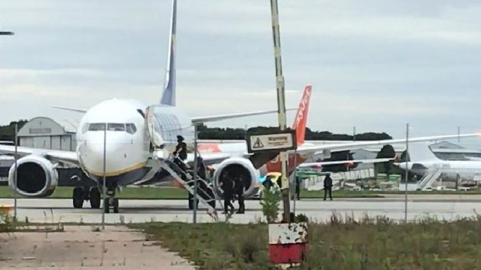 Самолет Ryanair направлен в Станстед