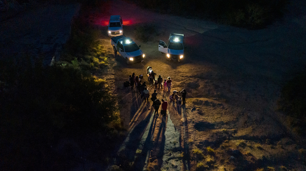 Migrantes de América Central y del Sur son interceptados por agentes de la patrulla fronteriza en Roma, Texas, después de haber cruzado el río Grande hacia los Estados Unidos desde México, el 13 de junio de 2022.