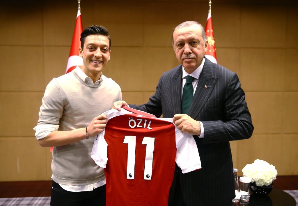 Esta imagen en la que aparece junto al presidente turco Recep Tayyip Erdogan detonó la polémica sobre Mesut Özil y su origen.