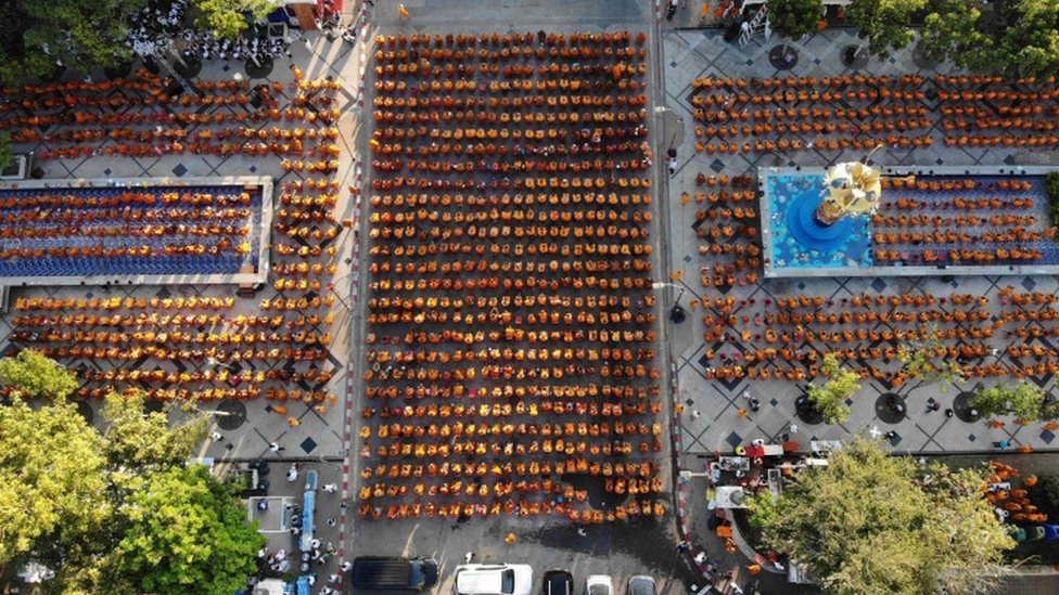 Буддийские монахи собираются на массовую молитву через неделю после того, как одинокий солдат застрелил 29 человек в Таиланде