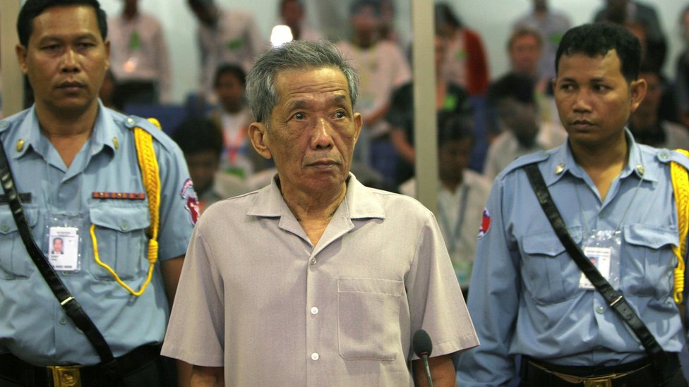 康克由（杜赫同志；中）在金邊柬埔寨法院特別法庭出庭（5/12/2008）