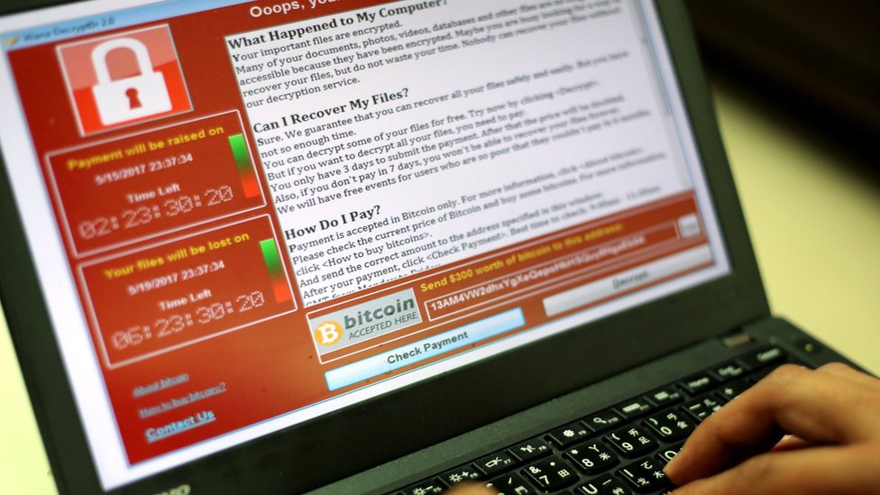 Desde que inició el ataque el viernes, al menos 150 países fueron afectados. Pantalla con la amenaza del virus.