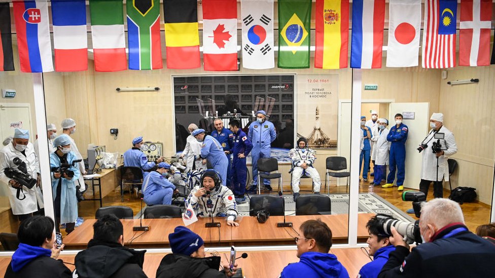 Un astronauta japonés da una rueda de prensa antes de su salida hacia la EEI.