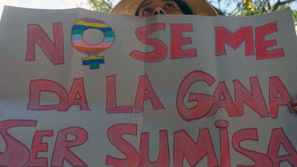 protesta en El Salvador. Una pancarta dice: "No se me da la gana de ser sumisa".