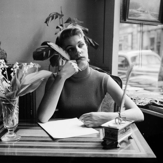 ¿Aún escribes con pluma? Mujer con pluma para escribir.